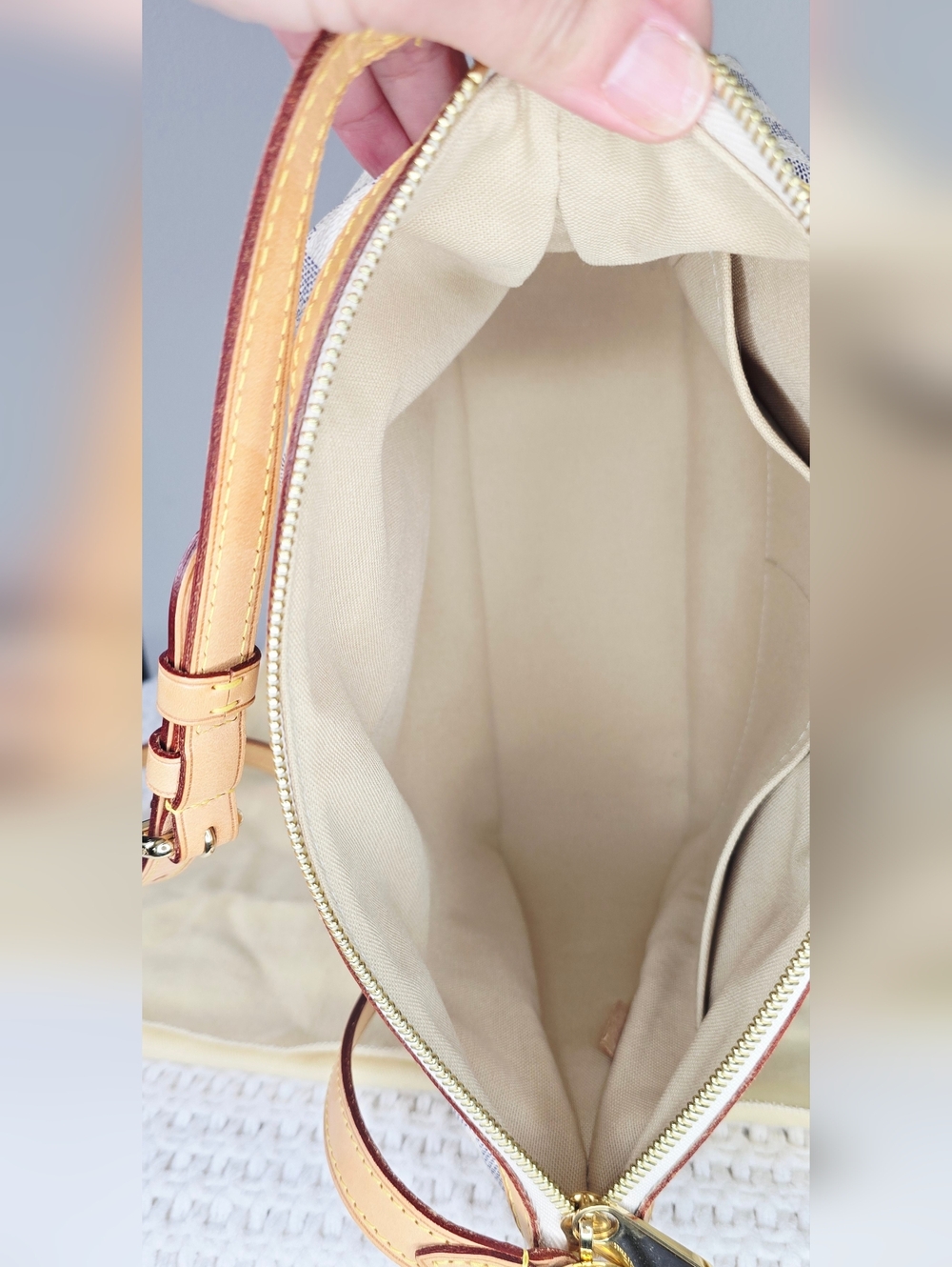 Louis Vuitton Damier Azur Siracusa PM Crossbody - Picture 6 of 14